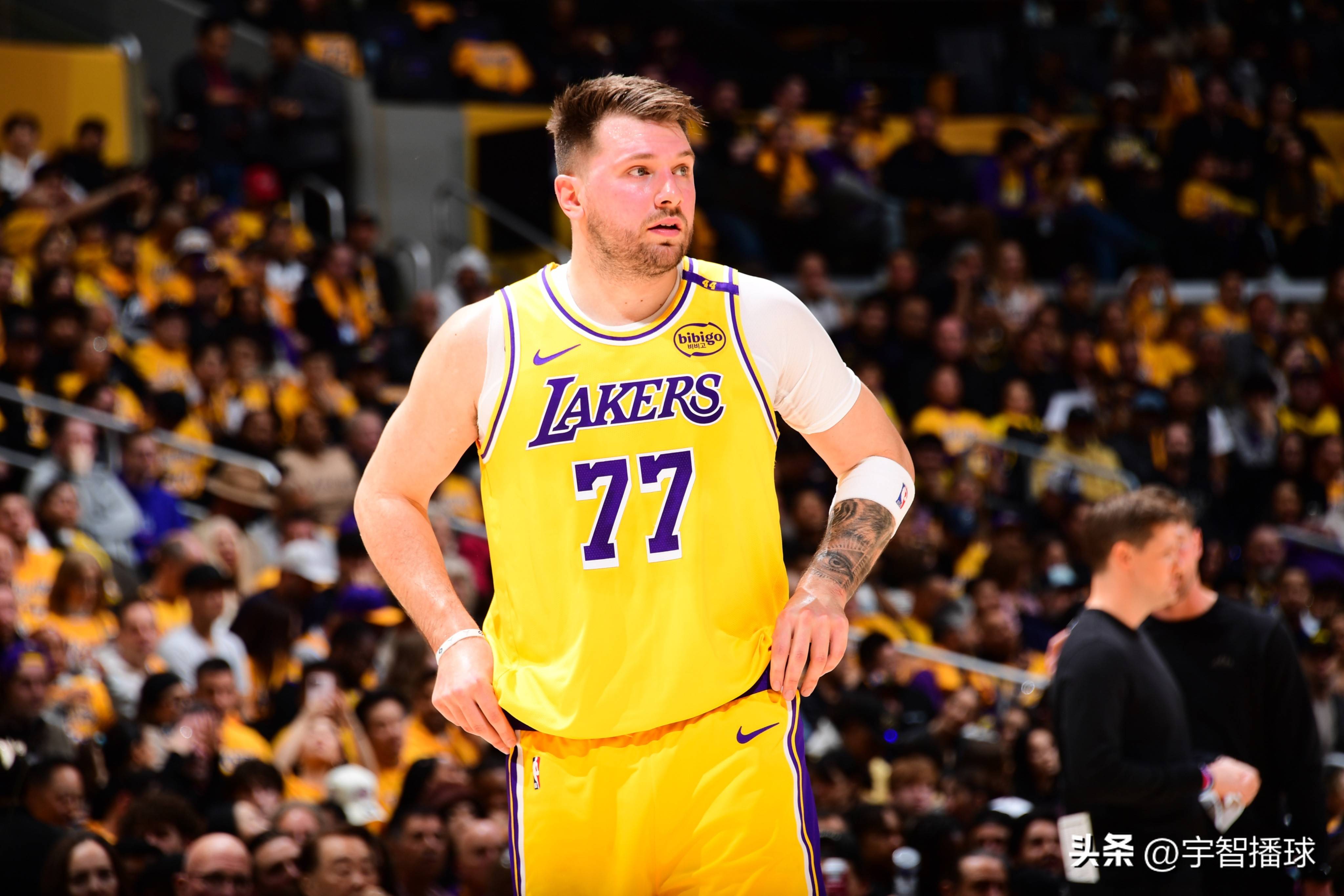 包含东契奇在FPX比赛中比赛规则变更，大比分获胜引发热议！赛场气氛高涨的词条